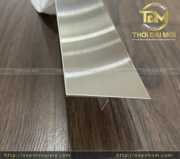 Thu Hẹp Khe Hở Vách Tường Bằng Nẹp Inox Chữ T